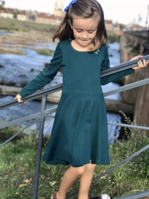 Robe fillette en jersey qui tourne avec manches longues et encolure arrondie – patron robe fillette manches longues Astronomik.