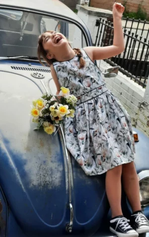 Patron JONKILLE robe dos nu fillette avec bas froncé et boutonnière dans le dos, style estival enfant.