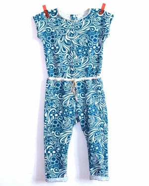 Combinaison enfant Karambar en maille pour grands bébés, issue du patron combi enfant PDF Karambar, vue de face.