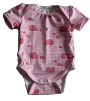 Patron body bébé KOCOTTE en pochette avec encolure dégagée facilitant l’habillage et manches courtes, modèle pour nourrisson.