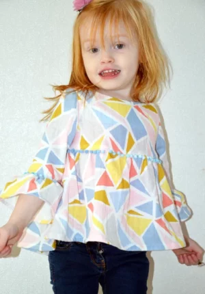 Patron couture Konfidence enfant, modèle de vêtement présenté sur une jeune fille.