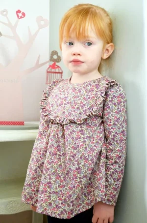 Blouse enfant en tissu léger avec manches longues et col rond – patron blouse enfant manches longues Koquette Couture.