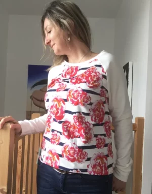 Sweat femme à manches raglan porté par un modèle, coupe confortable en maille, réalisé avec le patron sweat femme manches raglan Koupable.