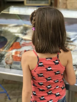 Fillette portant le top LOGIK à bretelles en jersey, patron couture PDF enfant pour un débardeur léger et ajusté