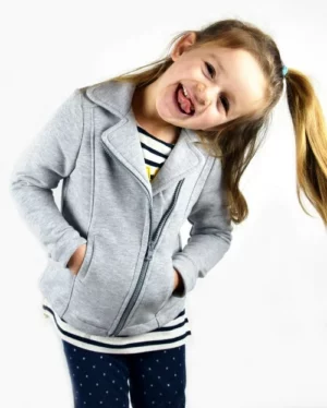 Patron couture perfecto enfant, modèle de blouson en maille présenté sur une enfant.