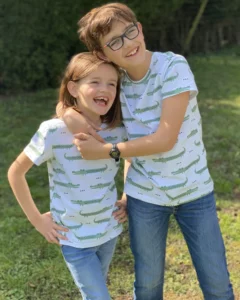 Patron t-shirt KOPS enfant présenté avec coupe mixte et encolure ronde sur fond neutre.