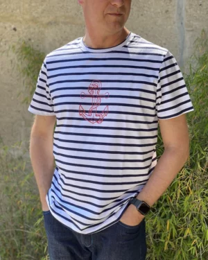 Illustration du t-shirt homme cousu d’après le patron couture KOPAINS disponible en PDF et pochette.