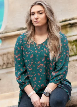 Blouse femme en tissu léger avec encolure en V et manches longues nouées aux poignets – patron blouse femme encolure V Kosmos.