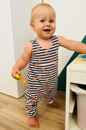 Combinaison baby sans manches en tissu léger avec encolure ronde et bas jambes en bord-côte – patron combinaison baby été Kisskool.