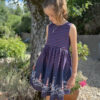 Robe enfant sans manches avec fronces à la taille et boutons dans le dos – patron robe enfant sans manches Krocus.