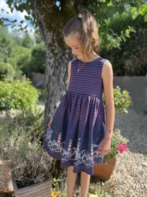 Robe enfant sans manches avec fronces à la taille et boutons dans le dos – patron robe enfant sans manches Krocus.