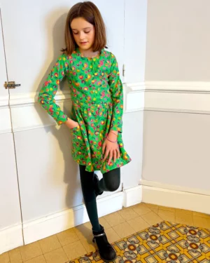 Robe enfant en tissu léger avec manches longues et fronces aux épaules, coupe droite – patron robe enfant manches longues Chika.