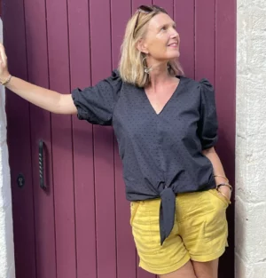 Image d’une blouse femme à manches courtes et devant noué cousue avec le patron couture KARAIBE, PDF et pochette.