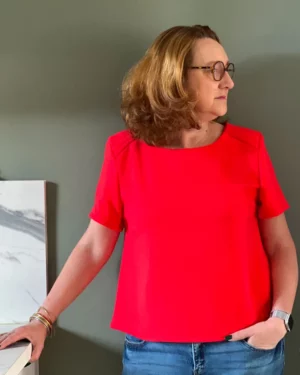 Patron blouse INKA femme avec encolure ronde et empiècement dos visible sur fond clair.