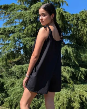 Combi short femme en jersey avec encolure légèrement froncée, bretelles nouées aux épaules et poches latérales – patron combi short femme jersey.
