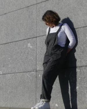 Salopette Karoline portée en tenue décontractée