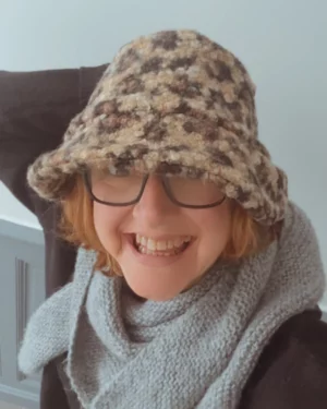 Bob Kloche chapeau doublé en tissu, patron couture PDF présenté avec deux tailles, style bob confortable et soigné pour création maison.
